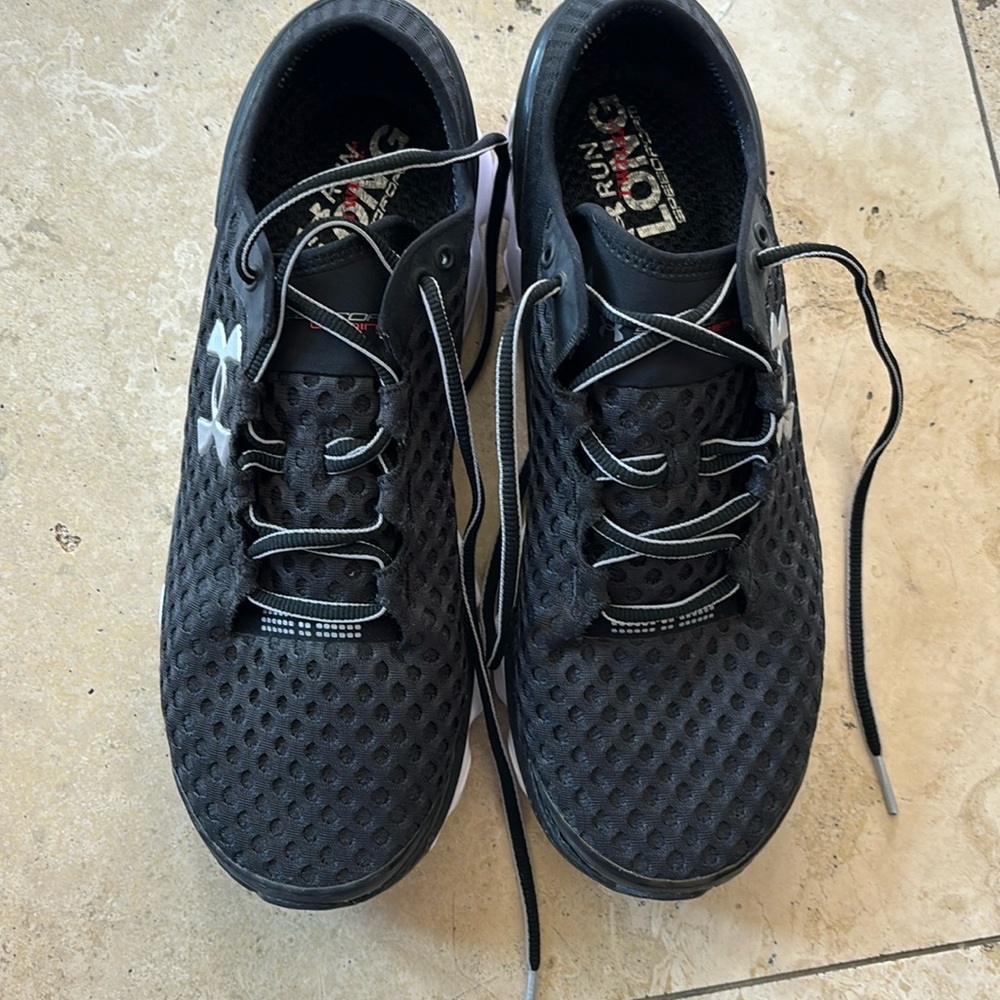 Shoes under armor black and white brand new , size 9. Excellent condition.